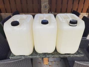 3 x 30 liter jerrycan un gekeurd met slang beschikbaar voor biedingen