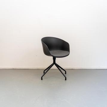 2 Hay stoel About a Chair AAC 22 Zwart met kussen beschikbaar voor biedingen