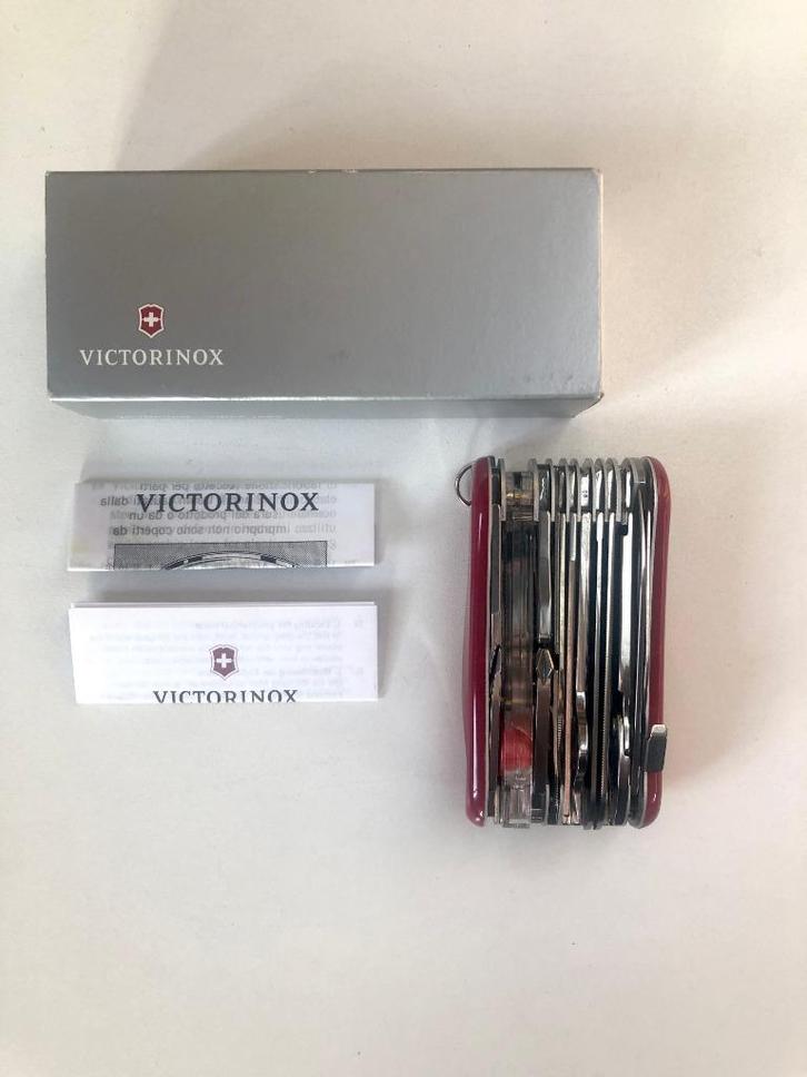 Victorinox Evolution S54 Red Zwitsers zakmes Nieuw multitool, Caravans en Kamperen, Kampeergereedschap, Nieuw, Ophalen of Verzenden