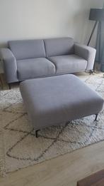 Moderne Lichtgrijze Bank (2-zits) + Hocker Set - ZGAN!, Ophalen, Stof, Driepersoons, 75 tot 100 cm