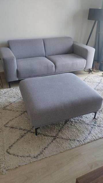 Moderne Lichtgrijze Bank (2-zits) + Hocker Set - ZGAN! beschikbaar voor biedingen