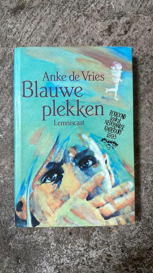 Anke de Vries - Blauwe plekken, Boeken, Kinderboeken | Jeugd | 10 tot 12 jaar, Zo goed als nieuw, Ophalen of Verzenden