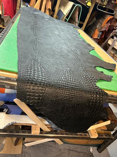 Mat zwart halve huid 1.2 mm dikte lap krokodil rug print A-6, Hobby en Vrije tijd, Stoffen en Lappen, Zo goed als nieuw, Leer of Kunstleer