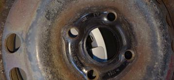 Wielen met banden en wieldoppen 185-70-13  beschikbaar voor biedingen