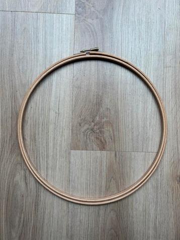 Houten borduurring, 30 cm breed beschikbaar voor biedingen