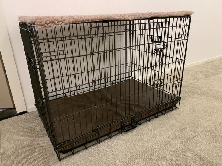 Complete hondenbench 2-deurs met leren matras en fluffy mat, Dieren en Toebehoren, Hondenbenches, Zo goed als nieuw, Ophalen