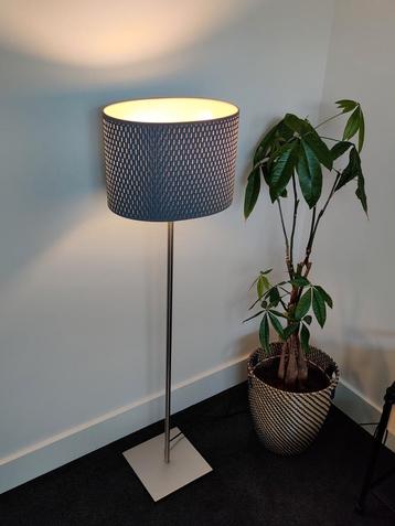 Leuke vloerlamp van rvs met grijze kap beschikbaar voor biedingen