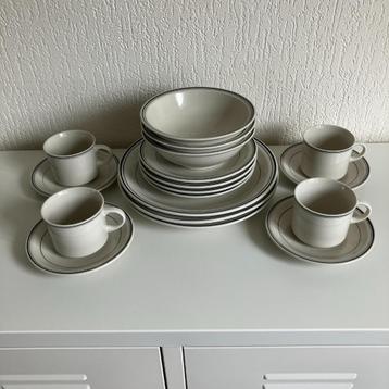 zwart/wit servies beschikbaar voor biedingen