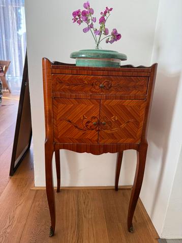 Antiek kastje louis XV stijl beschikbaar voor biedingen