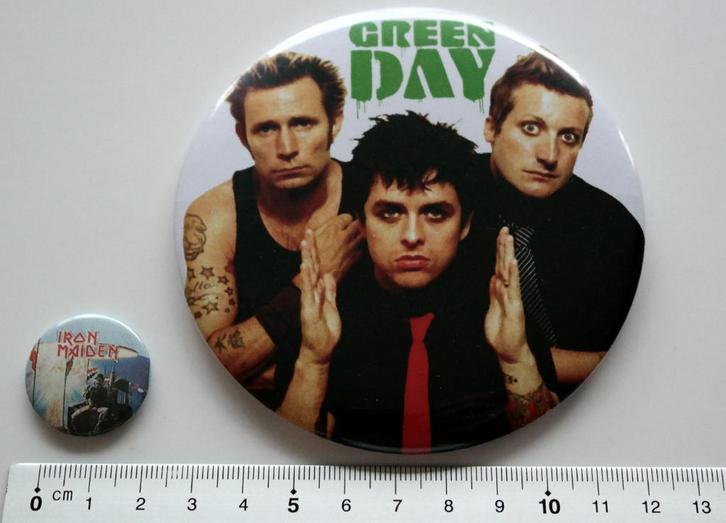 GREEN DAY xxl button speld 9.5 cm bb41 zie svp beschrijving, Verzamelen, Muziek, Artiesten en Beroemdheden, Nieuw, Overige typen