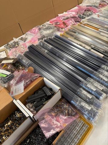Ruim 3000 headers SMD THT verguld, connectoren, sockets etc beschikbaar voor biedingen