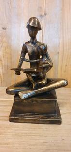 Moeder leest voor uit boek / kind / bronzenbeeld