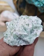 Groene toermalijn kristallen op matrix, Verzamelen, Mineralen en Fossielen, Ophalen of Verzenden, Mineraal