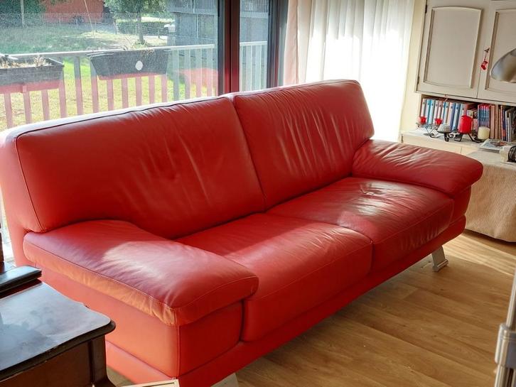 Chateau d'Ax rode leren bank, Huis en Inrichting, Banken | Bankstellen, Gebruikt, Rechte bank, Overige maten, 200 tot 250 cm, 75 tot 100 cm