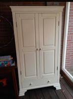 Witte stevige kast., Ophalen
