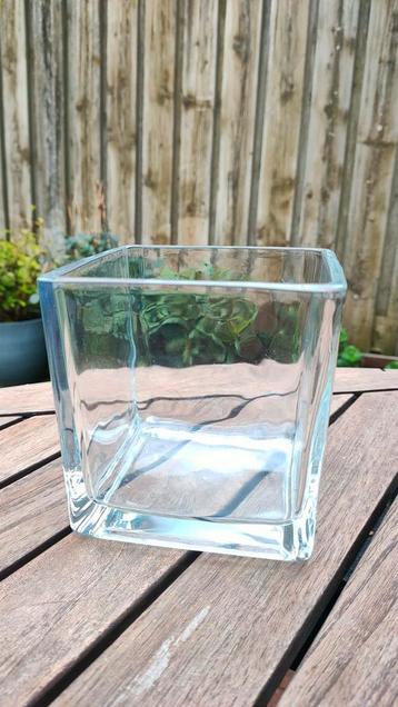 Glazen vierkante vaas of bloempot beschikbaar voor biedingen