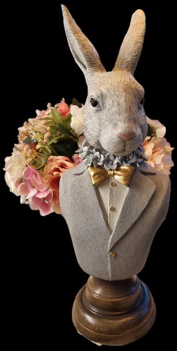 GROTE HAAS MET JACQUET OP SOKKEL,39 CM ,NIEUW. beschikbaar voor biedingen