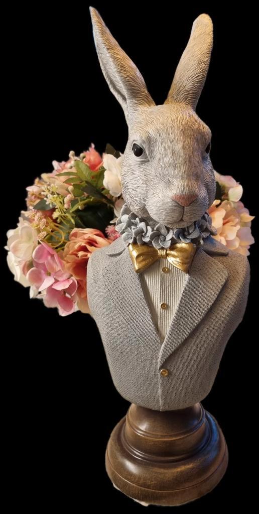 GROTE HAAS MET JACQUET OP SOKKEL,39 CM ,NIEUW., Verzamelen, Beelden en Beeldjes, Nieuw, Dier, Ophalen of Verzenden