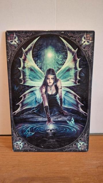 Keramische tegel 'Immortal Flight' van Anne Stokes beschikbaar voor biedingen
