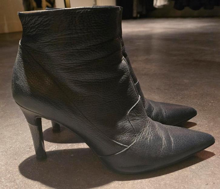 Donkerblauwe enkellaarsjes van Lodi in maat 40., Kleding | Dames, Schoenen, Gedragen, Lage of Enkellaarzen, Blauw, Ophalen of Verzenden