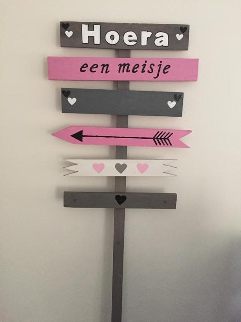 Geboortebord wegwijzerbord huren huur babyspullen meisje, Kinderen en Baby's, Kraamcadeaus en Geboorteborden, Zo goed als nieuw