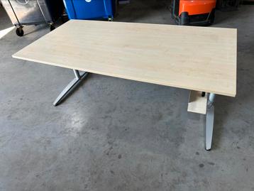 Bureau palmberg beschikbaar voor biedingen