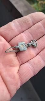 (2)Romeins bronzen fibula, Bodemvondst, Ophalen of Verzenden, Brons