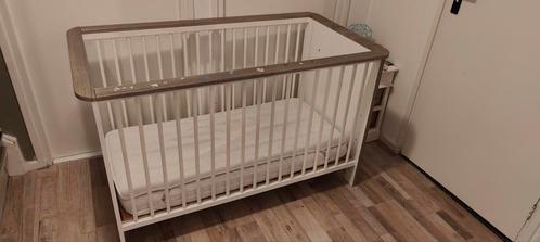 Ledikant, met Aerosleep matras + matrasbeschermer, Kinderen en Baby's, Kinderkamer | Bedden, Gebruikt, Minder dan 140 cm, Minder dan 70 cm