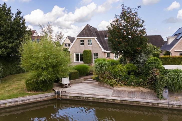 Ruime vrijstaande woning  aan open vaarwater Friesland, Huizen en Kamers, Huizen te koop, Friesland, 500 tot 1000 m², Vrijstaande woning