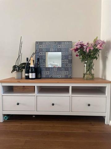 Ikea Hemnes Witte tv-meubel met houten blad – 3 lades  beschikbaar voor biedingen