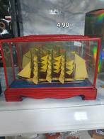 Decoratief bootje in glazen vitrine, Huis en Inrichting, Woonaccessoires | Overige, Ophalen of Verzenden, Nieuw