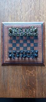 AFRIKAANS BRONZEN SCHAAKSPEL OP LEREN SCHAAKBORD 32 BEELDEN, Antiek en Kunst, Ophalen of Verzenden