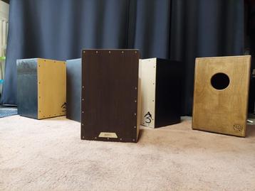 Veel verschillende Cajon in klanken en kleuren-tevens les  beschikbaar voor biedingen