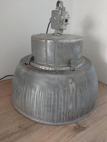 Orginele fabriekslamp beschikbaar voor biedingen