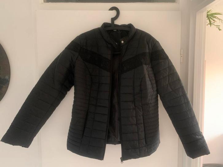 Zwarte gewatteerde jas met details mt 44; valt klein, Kleding | Dames, Jassen | Winter, Zo goed als nieuw, Maat 42/44 (L), Zwart