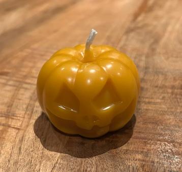 Bijenwas kaars spooky pompoen 120 gram beschikbaar voor biedingen