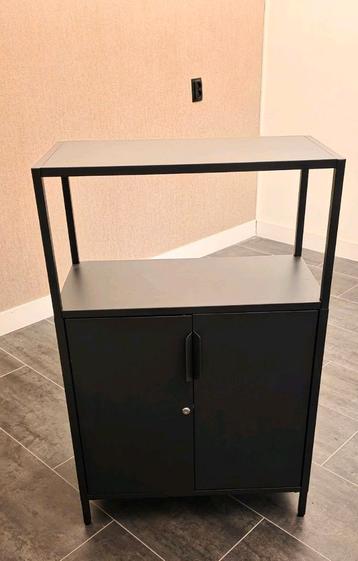 Zgan metalen kastje met veel opbergruimte. Deurtjes met slot beschikbaar voor biedingen