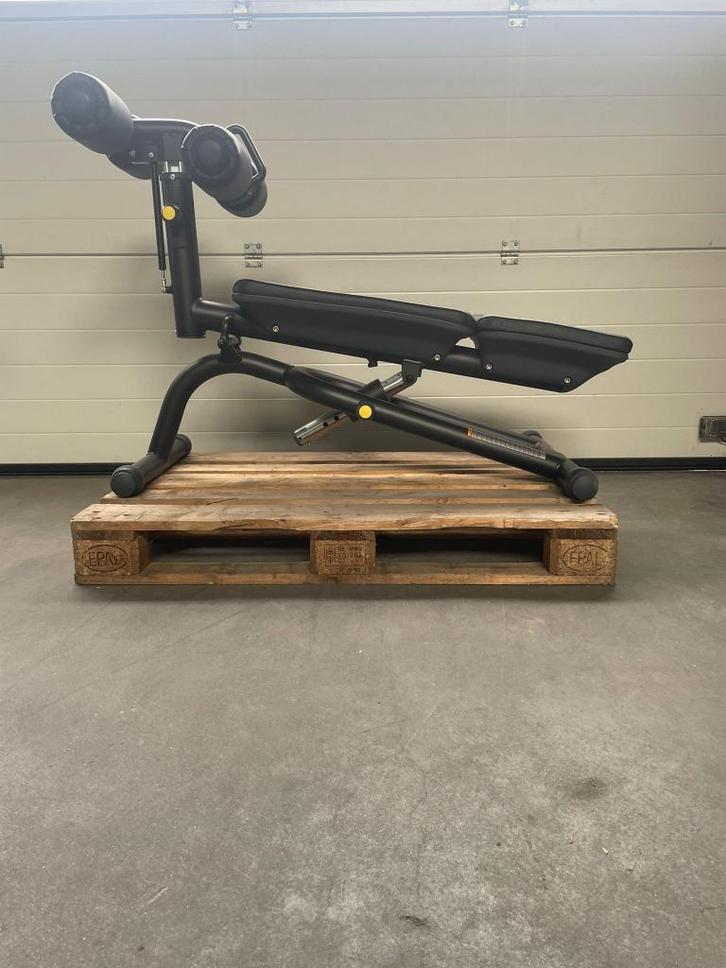 Technogym Crunch Bench, Sport en Fitness, Fitnessmaterialen, Gebruikt, Fitnessbank, Ophalen
