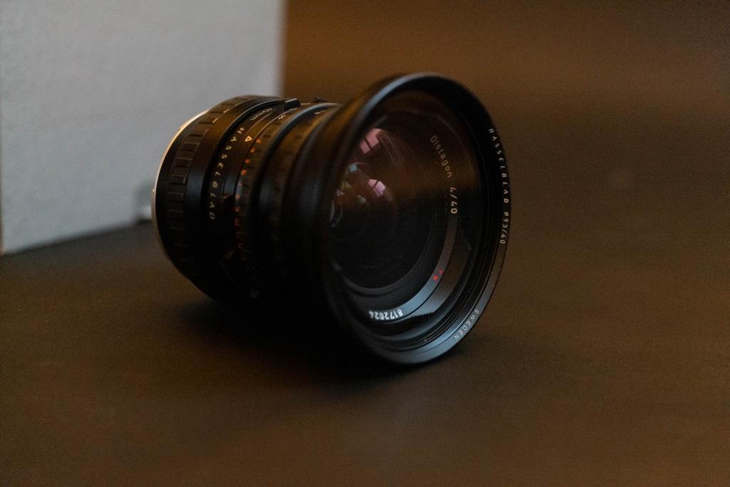 Carl Zeiss Distagon CFi 40mm f/4 FLE – Met doos, Ophalen, Zo goed als nieuw, Groothoeklens