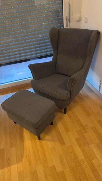 Oorfauteuil Ikea Strandmon Grijs met voetbankje beschikbaar voor biedingen