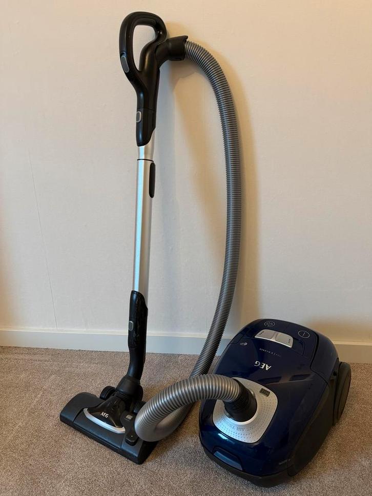 AEG Stofzuiger VX8, Witgoed en Apparatuur, Stofzuigers, Gebruikt, Stofzuiger, Minder dan 1200 watt, Stofzak, Ophalen