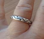 zilveren massieve ring rondom bewerkt [129], Sieraden, Tassen en Uiterlijk, Ringen, Verzenden, Zo goed als nieuw, 17 tot 18, Dame of Heer