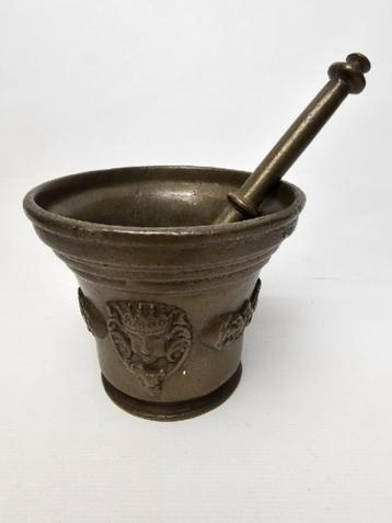 # Grote Antiek Bronzen Vijzel met Stamper. Brons beschikbaar voor biedingen