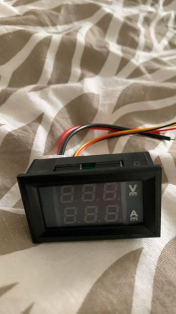 Digitale volt- en ampèremeter DC 0–100V / 0–10A beschikbaar voor biedingen