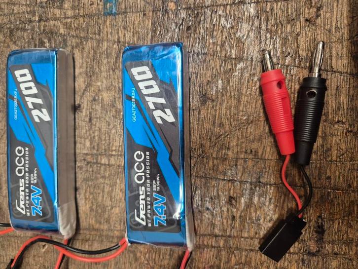 2 lipo zender accu's 2s 2700 mah, Hobby en Vrije tijd, Modelbouw | Radiografisch | Auto's, Gebruikt, Auto onroad, Elektro, Schaal 1:10