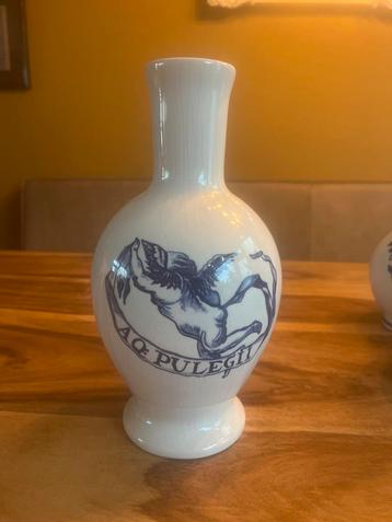 Witte vaas met blauwe decoratie beschikbaar voor biedingen