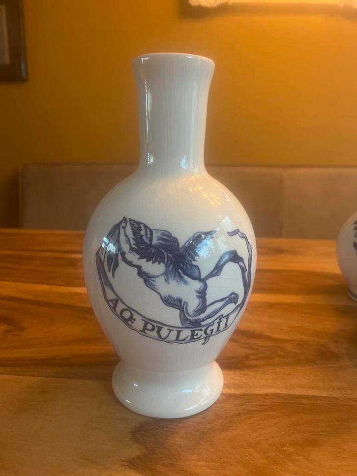 Witte vaas met blauwe decoratie, Huis en Inrichting, Woonaccessoires | Vazen, Gebruikt, Wit, Minder dan 50 cm, Aardewerk of Porselein