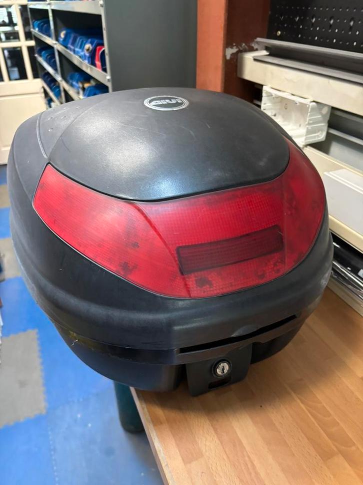 Givi koffer tipkoffer scooter motor motirscooter, Motoren, Accessoires | Koffers en Tassen, Gebruikt, Ophalen of Verzenden