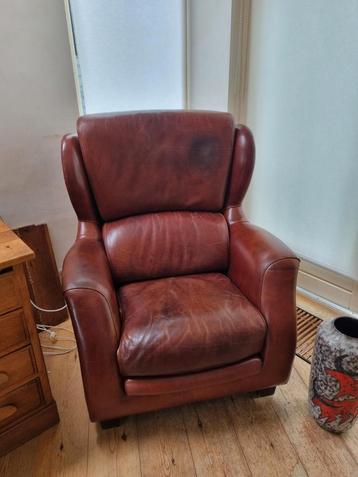 Degelijke leren fauteuil beschikbaar voor biedingen