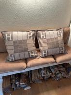 Twee Luxe Hermès Kussens, Huis en Inrichting, Woonaccessoires | Kussens, Ophalen of Verzenden, Zo goed als nieuw, Beige, Vierkant
